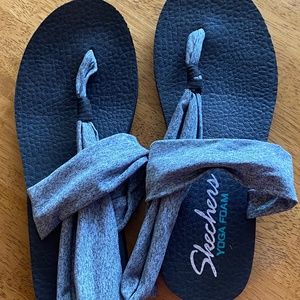 Skechers yoga mat sandals flip flops gray straps